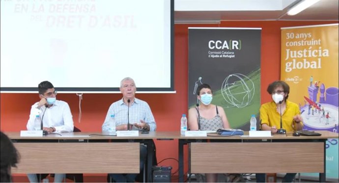 De izquierda a derecha: el solicitante de asilo iraní Alex Zadani; el presidente de la CCAR, Miguel Pajares; la directora, Estella Pareja; y el periodista hondureño Milthon Robles, durante la rueda de prensa de este viernes 18 de junio de 2021.