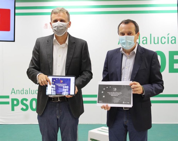 El secretario general del PSOE de Málaga, José Luis Ruiz Espejo, y el diputado socialista en el Congreso Ignacio López en rueda de prensa