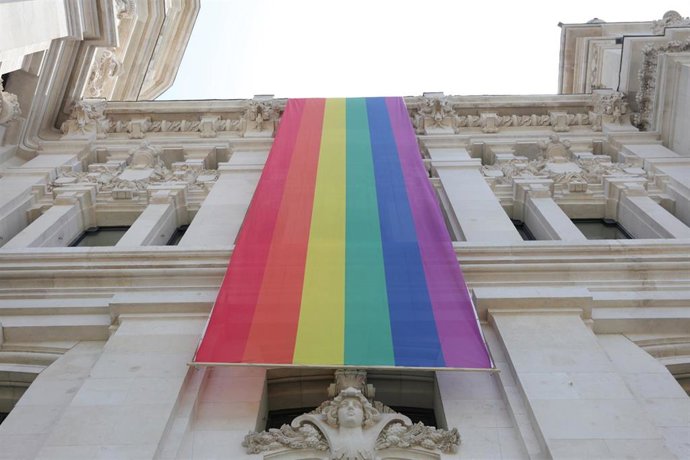 Archivo - Bandera LGTBI colacada en la parte izquierda de la fachada del Palacio de Cibeles, sede del Ayuntamiento de Madrid, durante las fiestas del Orgullo Gay 2019.