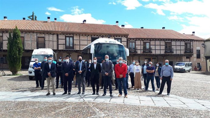 El director general de Transportes de la Junta de Castilla y León, Ignacio Santos, ha presentado  en Arévalo (Ávila) la implantación del bono rural de transporte gratuito.