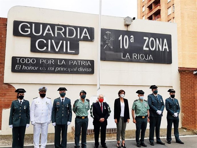 La Guardia Civil en La Rioja impone condecoraciones, entre ellas al presidente de Cruz Roja, Fernando Reinares, con motivo de la Fundación del Cuerpo