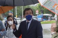 Almeida aplaude el papel de CCAA en la pandemia, "responsables" de que se pueda pensar en dejar la mascarilla