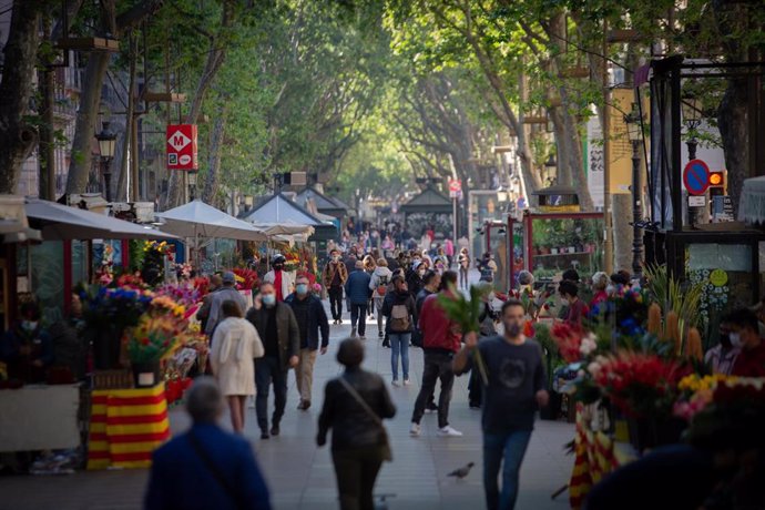 Archivo - Varias personas caminan por las Ramblas de Barcelona en el día de Sant Jordi, a 23 de abril de 2021, en Barcelona, Catalunya, (España)