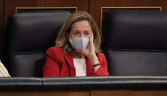 La ministra de Asuntos Económicos y Transformación Digital, Nadia Calviño, interviene en una sesión de control al Gobierno, a 26 de mayo de 2021, en el Congreso de los Diputados, Madrid, (España). La crisis diplomática abierta con Marruecos, los planes 