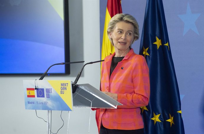 La presidenta de la Comisión Europea, Ursula von der Leyen, interviene después de su reunión con el presidente del Gobierno, en la sede de Red Eléctrica de España, a 16 de junio de 2021, en Alcobendas, Madrid (España). La Comisión Europea ha dado hoy el