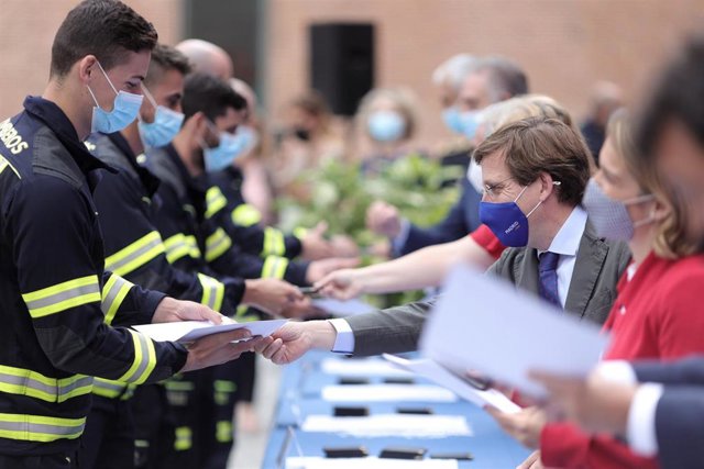 Entrega de diplomas a los 86 nuevos bomberos del Ayuntamiento.