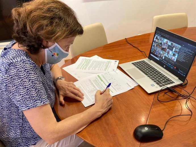 La consellera de Asuntos Sociales y Deportes, Fina Santiago, en la reunión.