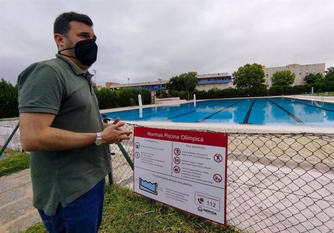 El delegado de Deportes del Ayuntamiento de Mérida, Felipe González, en la piscina del Polideportivo Guadiana