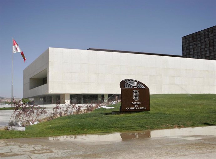 Archivo - Vista exterior de la sede de las Cortes de Castilla y León