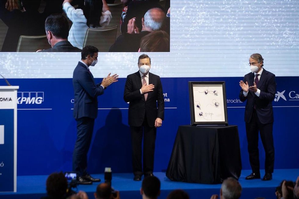 El presidente del Gobierno, Pedro Sánchez, y el primer ministro italiano, Mario Draghi, en la clausura de la XXXVI Reunió Cercle dEconomia, a 18 de junio de 2021 en Barcelona.