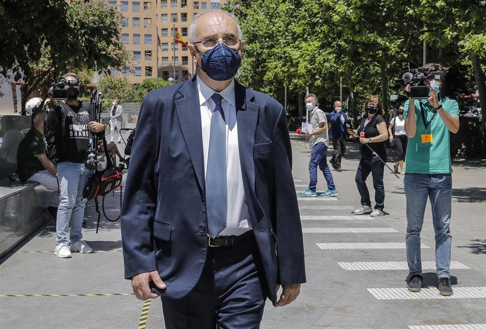 El exconseller y exdiputado 'popular' en Les Corts, Rafael Blasco, sale de la Ciudad de la Justicia en imagen de archivo