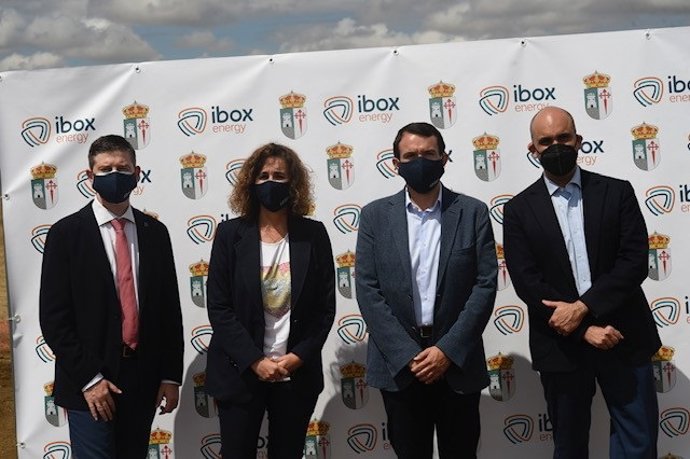 Autoridades en la visita a la construcción de una planta fotovoltaica en Hornachos