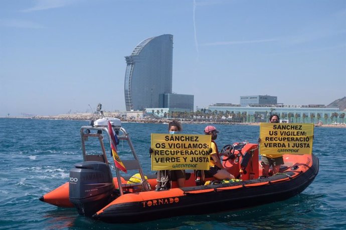 Activistas de Greenpeace en una barca cerca del Hotel W, donde el presidente Pedro Sánchez participa en la Reunió del Cercle d'Economia. El 18 de junio de 2021.