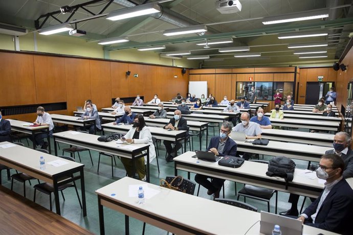 Profesionales  del sector de automoción reunidos en la sesión semestral que organiza la Plataforma Navarra por el Vehículo Eléctrico, Autónomo y Conectado
