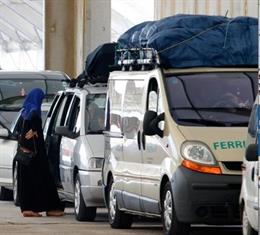 Imagen de archivo de vehículos a la espera de embarcar en un ferry