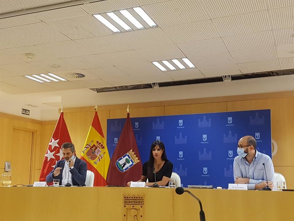 La vicealcaldesa de Madrid, Begoña Villacís; el delegado de Familias, Igualdad y Bienestar Social, Pepe Aniorte, y el director general de Innovación y Estrategia Social, Héctor Cebolla, en la presentación de la encuesta 'El colectivo LGTBIQ+ en la ciuda