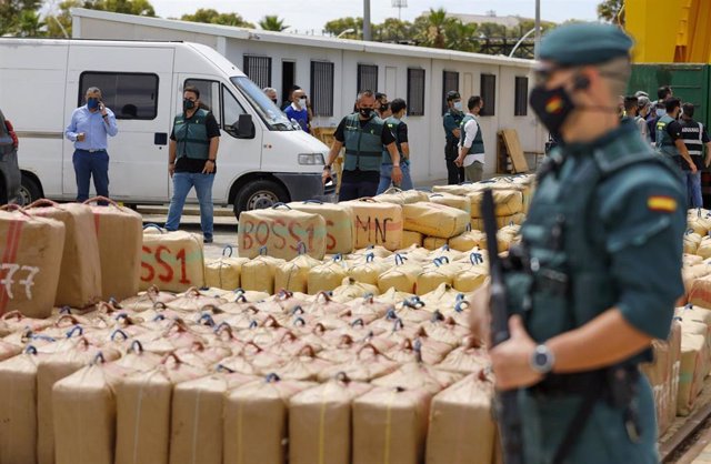 Efectivos descargan parte de la droga intervenida en el Mulle de Levante del Puerto de Huelva.