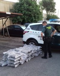 La Guardia Civil intercepta un vehículo con más de 65 kilos de marihuana en la A-92N de Granada