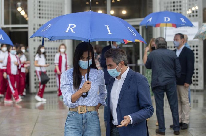 La vicealcaldesa de Madrid, Begoña Villacís, habla con el  delegado de Familias, Igualdad y Bienestar Social de Madrid, Pepe Aniorte