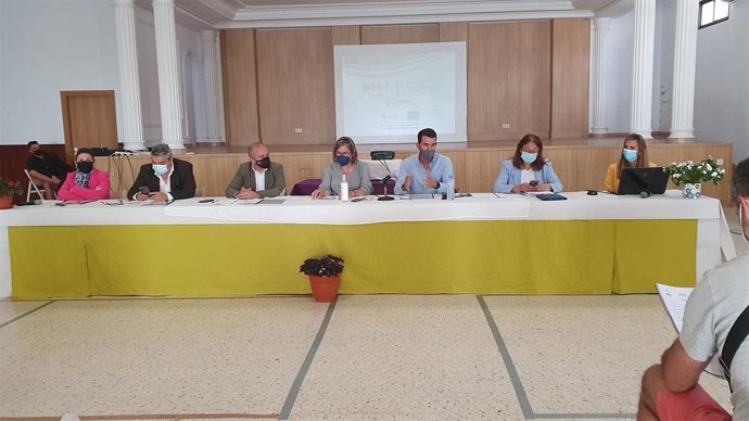 Autoridades en las "Aulas tecnológicas DIGILABS"