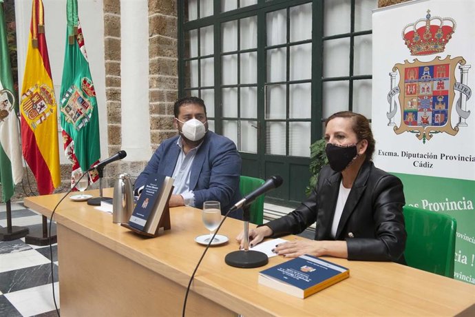 El responsable del área de Desarrollo de la Ciudadanía de Diputación, Jaime Armario, durante la presentación del libro 'Reglamentos de Honores y Distinciones de Entidades Locales de la provincia de Cádiz'.