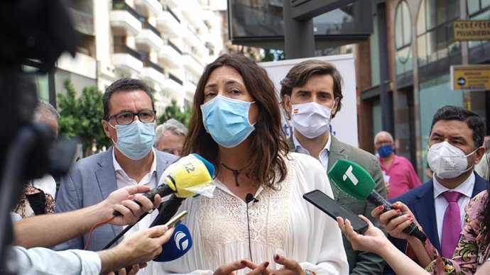 La secretaria general del PP andaluz, Loles López, ante los medios.