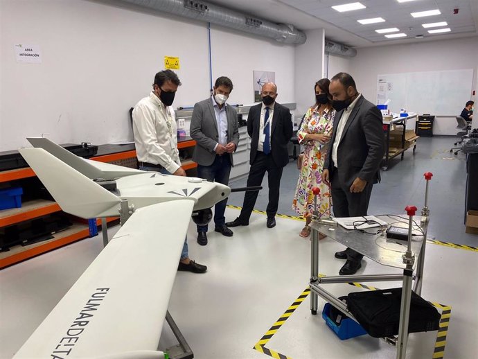 Visita de los diputados del PP José Luis Pedreño, Mario Cortés y Pedro Navarro a la empresa Wake, especializada en proyectos de drones