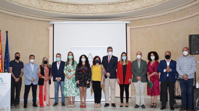 La consejera de Igualdad, Rocío Ruiz, junto a los representantes de los ayuntamientos.