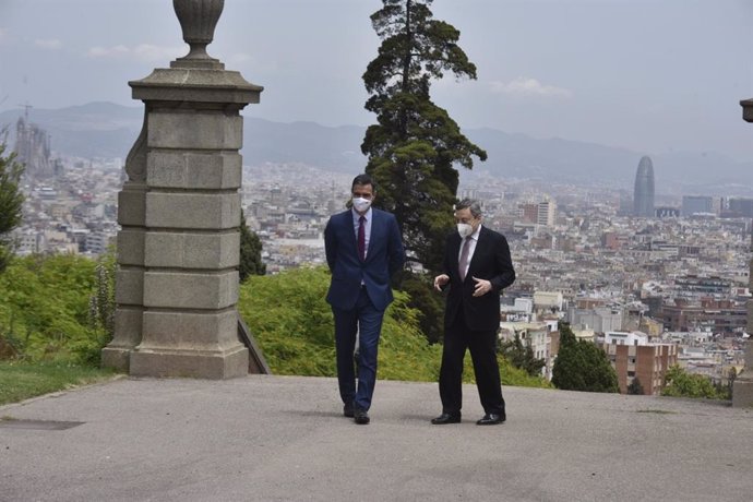 El presidente del Gobierno, Pedro Sánchez, y el primer ministro italiano, Mario Draghi, en un encuentro con motivo del acto de clausura de la XXXVI Reunió Cercle dEconomia, a 18 de junio de 2021 en Barcelona