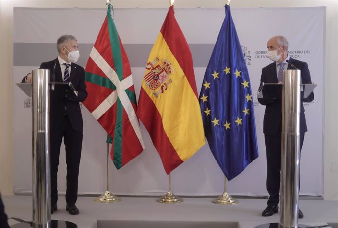 El ministro del Interior, Fernando Grande-Marlaska (1d), y el vicelehendakari primero y consejero de Seguridad del País Vasco, Josu Erkorek (2i), ofrecen una rueda de prensa tras la reunión de la Junta de Seguridad 