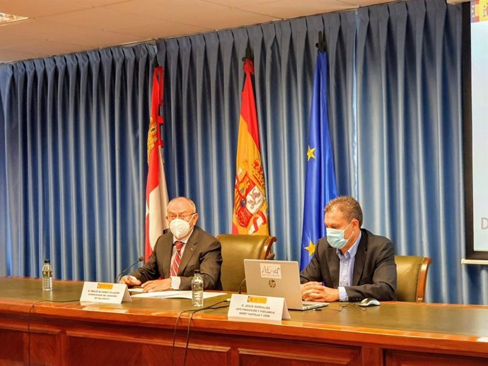 El subdelegado del Gobierno (I) y el jefe de previdicciones de la Aemet en CyL.