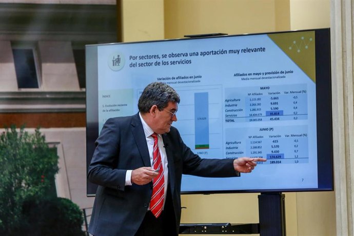 El ministro de Inclusión, Seguridad Social y Migraciones, José Luis Escrivá, durante una rueda de prensa en la sede ministerial, a 18 de junio de 2021, en Madrid (España). Durante su intervención, Escrivá ha presentado un avance de los datos de afiliaci