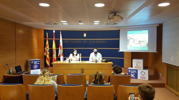 Cristina Palacín, diputada consejera de turismo de la DPZ, y Carlos Díaz, han presentado 10 rutas gastro-culturales para este verano.