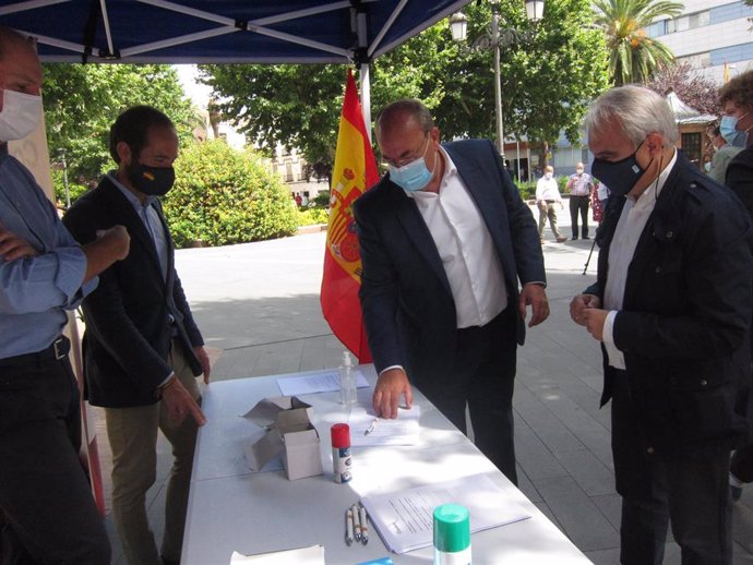 El presidente del PP extremeño, José Antonio Monago, en la recogida de firmas en Badajoz contra los indultos a presos del 'procés' catalán