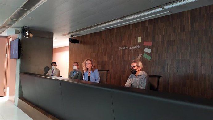 La jueza decana de Barcelona, Merc Caso, en rueda de prensa junto a los jueces delegados de las jurisdicciones penal, de menores y de primera instancia. El 18 de junio de 2021.