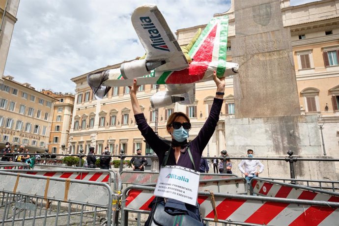 Archivo - 11 May 2021, Italy, Rome: An Italian airline Alitalia employee takes part in a protest against the government's new plan that provides for the reduction of the flight company and the change of name, in front of the Chamber of Deputies by the L