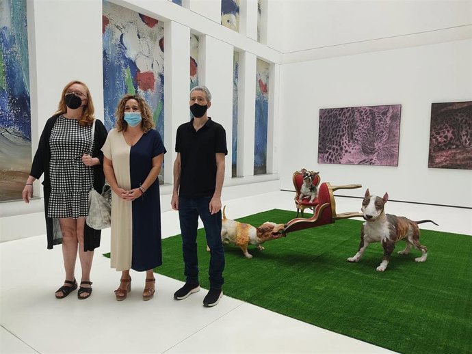 La presidenta de la Fundación Provincial de Artes Plásticas Rafael Botí, Salud Navajas (centro), y la comisaria, Margarita Aizpuru, en la presentación de 'Animalario. Sensibilidades animalistas en el arte contemporáneo'.