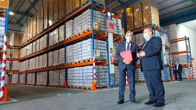 El subdelegado del Gobierno en Málaga, Teófilo Ruiz, a la derecha, en su visita a Bancosol y Cruz Roja dentro del reparto de alimentos a personas en riesgo de exclusión social.