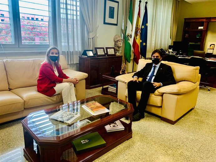 Encuentro entre la alcaldesa de Alcalá de Guadaíra, Ana Isabel Jiménez, y el rector de la Universidad Pablo de Olavide, Francisco Oliva.