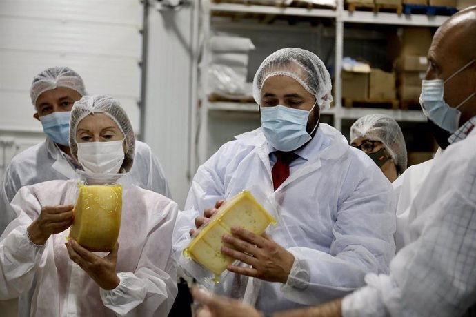 El presidente regional del PP, Paco Núñez durante su visita a la fábrica de quesos Don Apolonio de la localidad ciudadrealeña de Malagón
