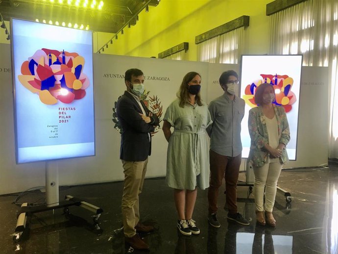 La vicealcaldesa, Sara Fernández, junto a los ganadores del concurso, Miguel Frago e Inés Marco durante el anuncio del cartel de las Fiestas del Pilar 2021