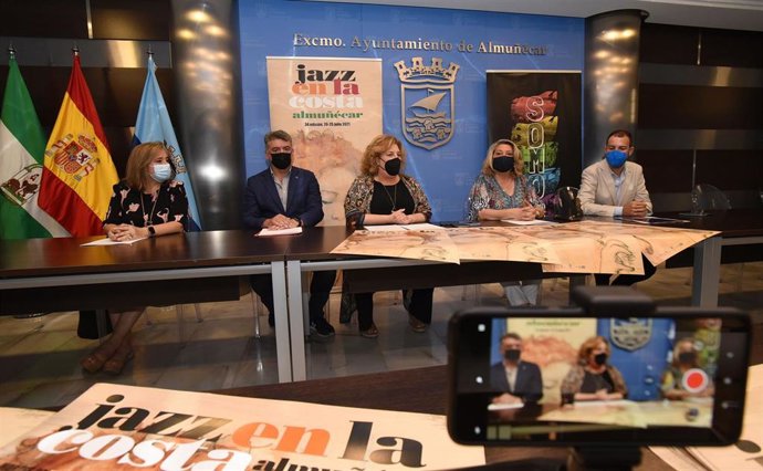Presentación en Almuñécar (Granada) de 'Jazz en la Costa' con la vicepresidenta primera y diputada de Cultura y Memoria Histórica y Democrática, Fátima Gómez, la alcaldesa de Almuñécar, Trinidad Herrera, y el director del festival, Jesús Villalba