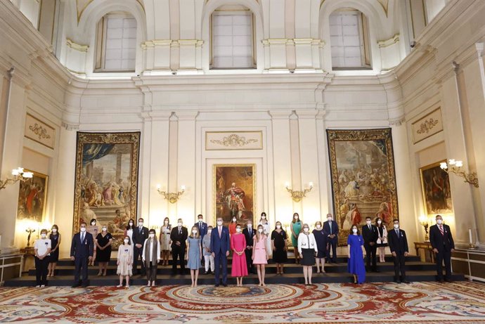 Los Reyes durante la entrega de la Orden del Mérito Civil a 24 españoles
