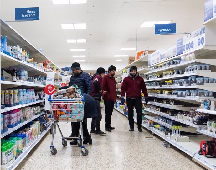 Archivo - 23/03/2020. London, United Kingdom: Coronavirus crisis. Late minute shoppers seen at Tesco Extra at Surrey Quays Shopping Centre, after the Prime Minister announcement of the lockdown. Prime Minister Boris Johnson addressed a speech to the Nat