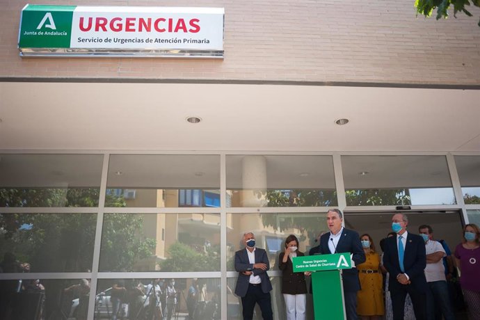 El consejero de Presidencia, Elías Bendodo, habla al publico asistente después de la  inauguración de las urgencias del centro de salud de Churriana a 18 de junio 2021 en Málaga, Andalucía, España