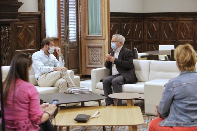 Reunión entre el alcalde de Valladolid, Óscar Puente (izda), y el de Valencia, Joan Ribó (dcha).