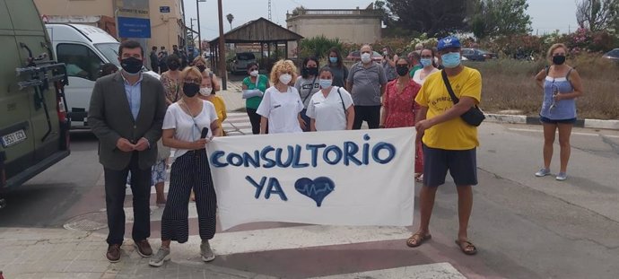 El portavoz de Cs en el Ayuntamiento de Valncia, Fernando Giner, en una protesta con vecinos de El Perellonet