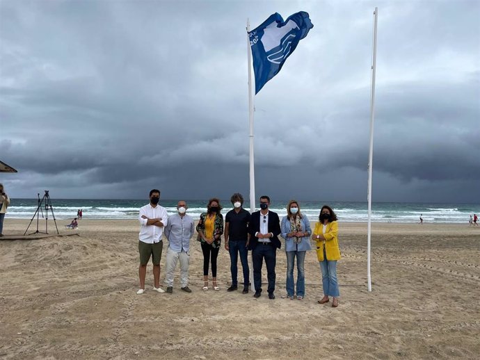 Izado de la Bandera Azul en la playa de Zahara de los Atunes.