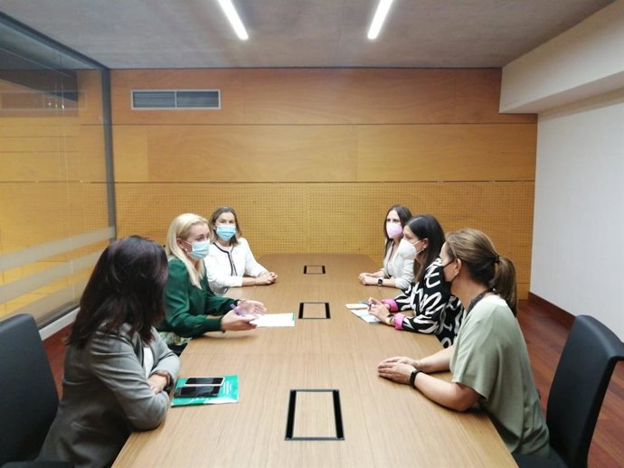 La directora del Instituto Andaluz de la Mujer (IAM), Laura Fernández, durante la reunión con la alcaldesa de San Fernando, Patricia Cavada.
