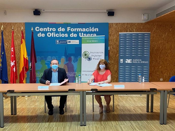 El presidente de la AE y delegado del Área de Economía, Innovación y Empleo, Miguel Ángel Redondo, ha rubricado el documento con la presidenta de la asociación, Paloma Martínez Ruíz.